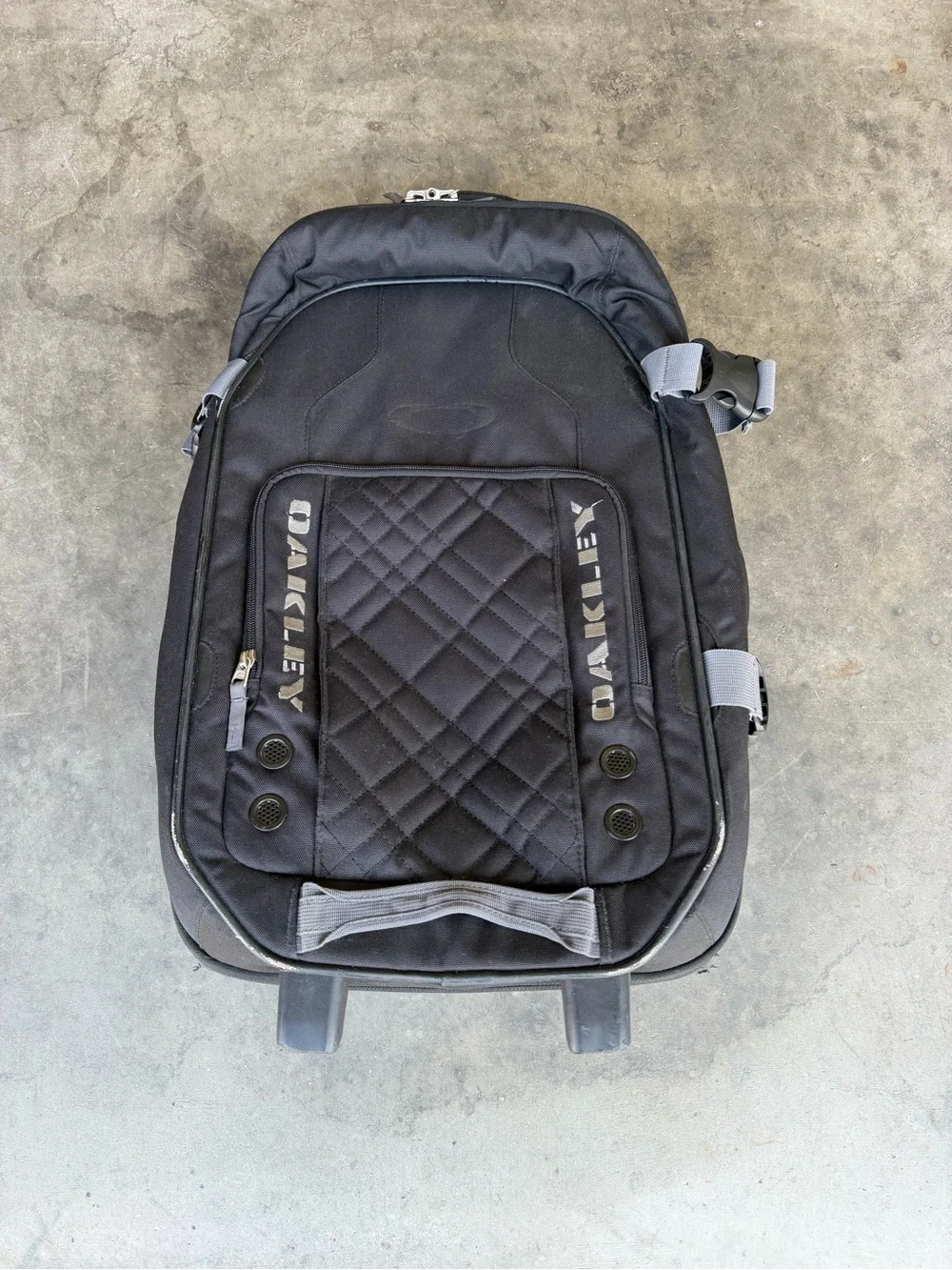Oakley 39L Black Luggage 22” Upright Wheeled Carry On Roller Travel Bag Suitcase